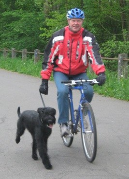 "Montez Lola von Ermada" mir Herrchen am Fahrrad